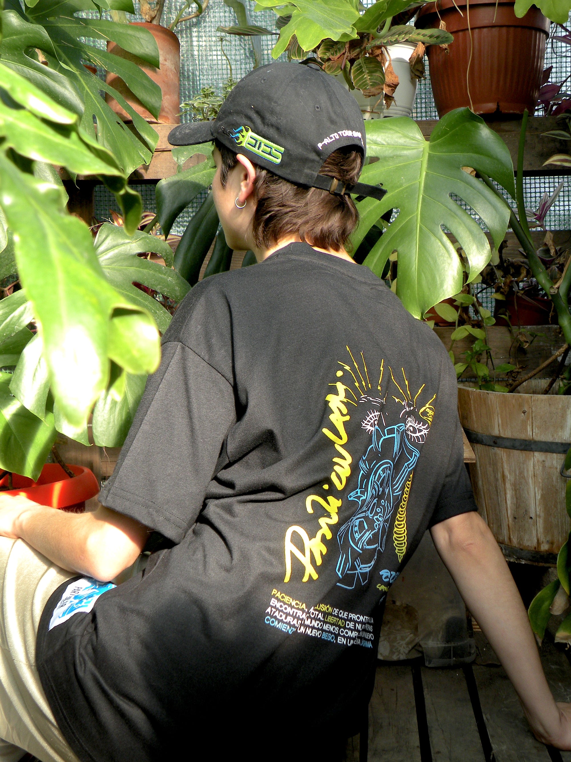 Antonia Sepulveda EIES usando polera y gorro de la colaboración con Club Particular