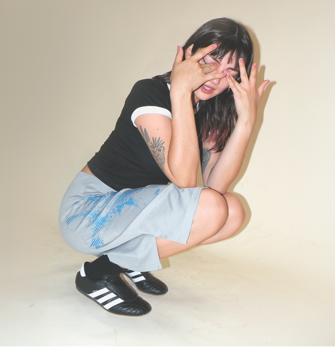 Baby Tee ayudandole a sentir