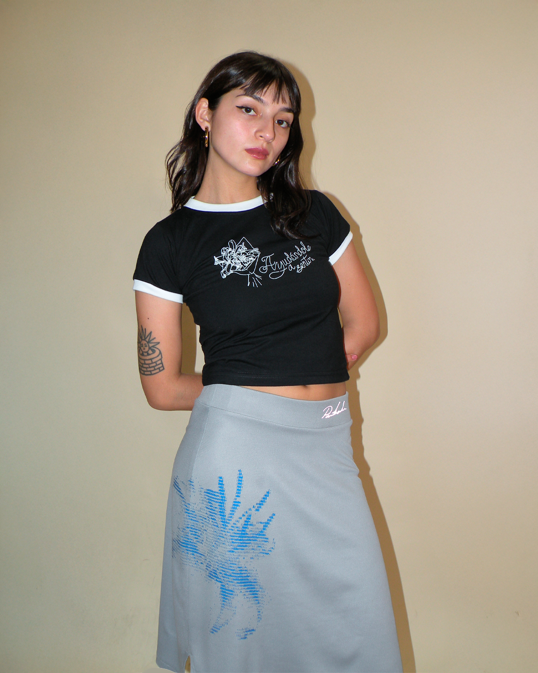 Baby Tee ayudandole a sentir