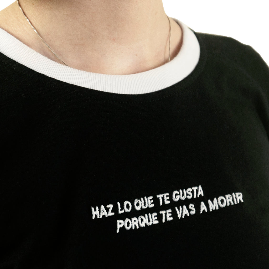 Baby Tee “HAZ LO QUE TE GUSTA POR QUE TE VAS A MORIR” negro